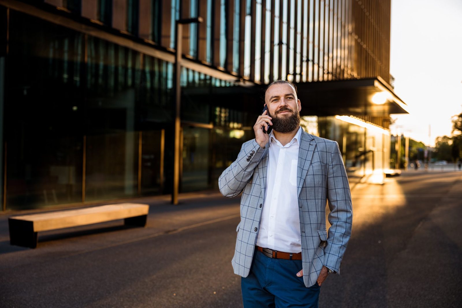Dawid Janda podczas rozmowy telefonicznej z klientem